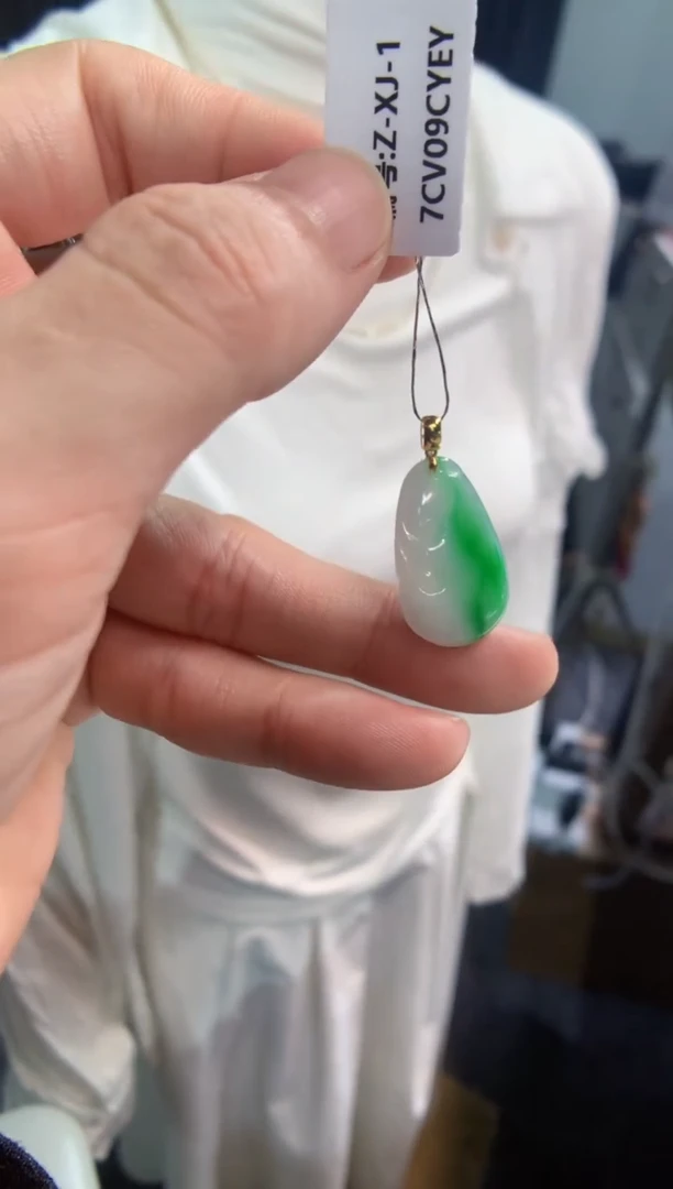 颈饰18K金镶嵌翡翠如意