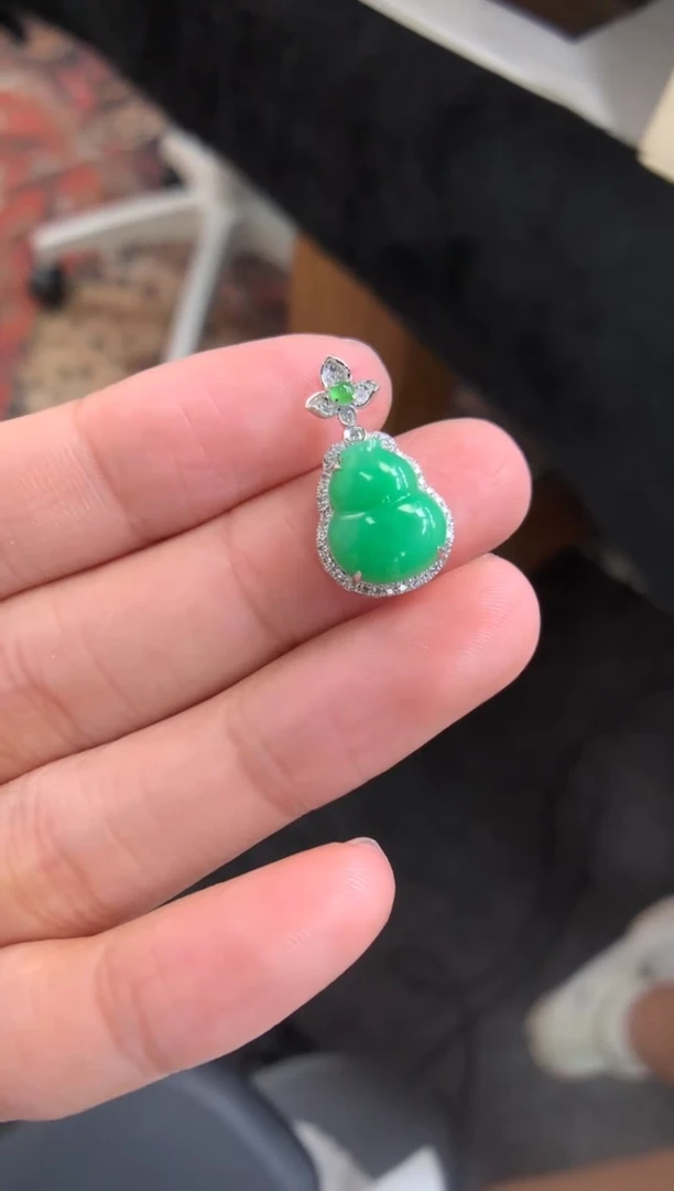 翡翠18K金镶嵌颈饰葫芦