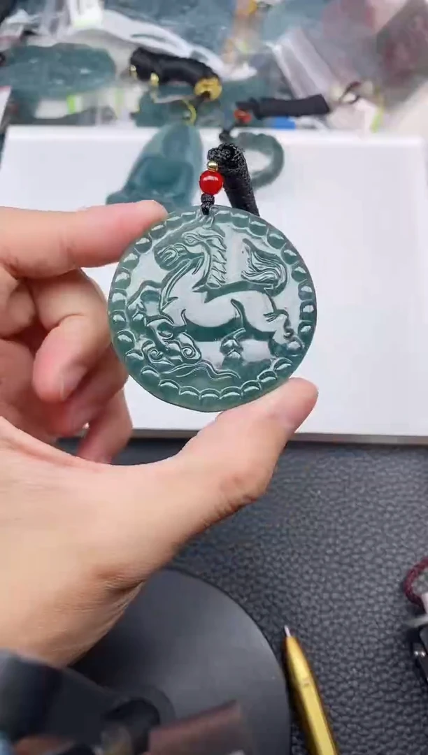颈饰未镶嵌翡翠