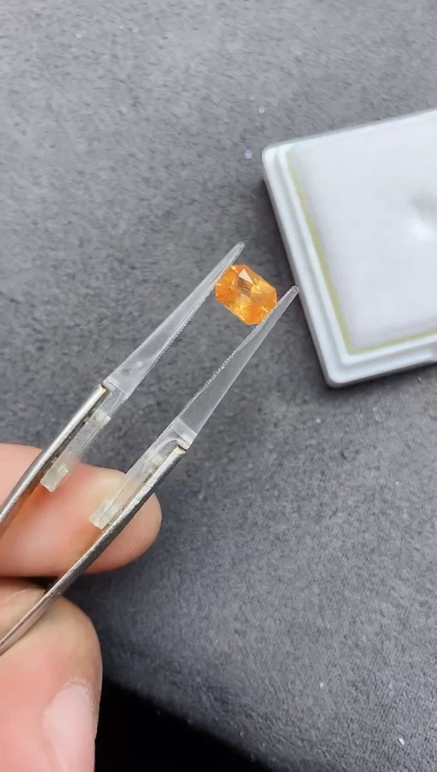 未镶嵌裸石石榴石（芬达石）1.86ct