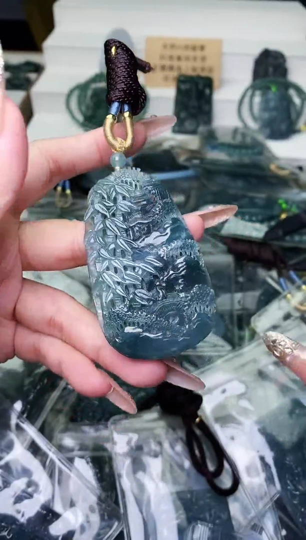 颈饰未镶嵌翡翠