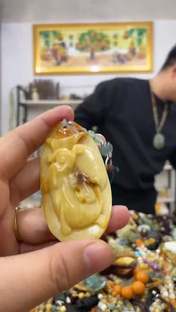 未镶嵌蛇纹石玉吊坠