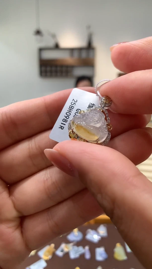 颈饰18K金镶嵌翡翠财神