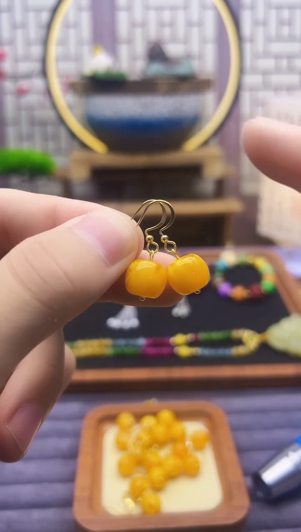 14K金镶嵌蜜蜡耳饰E01