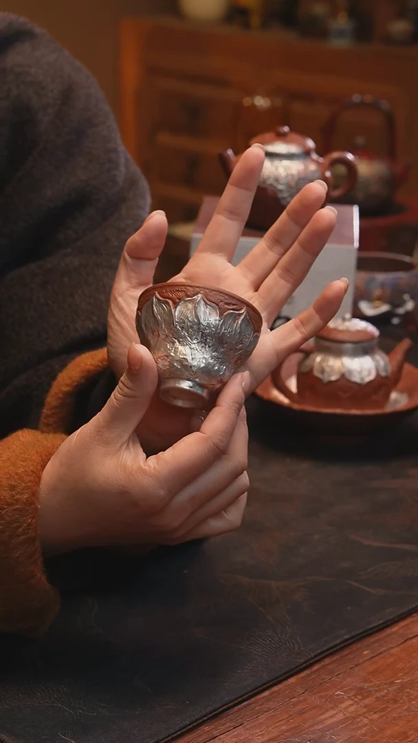 3780316165755240609杯子