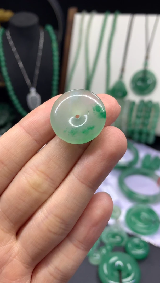 吊坠(不含链)未镶嵌石英质玉（非洲翠）22mm平安扣