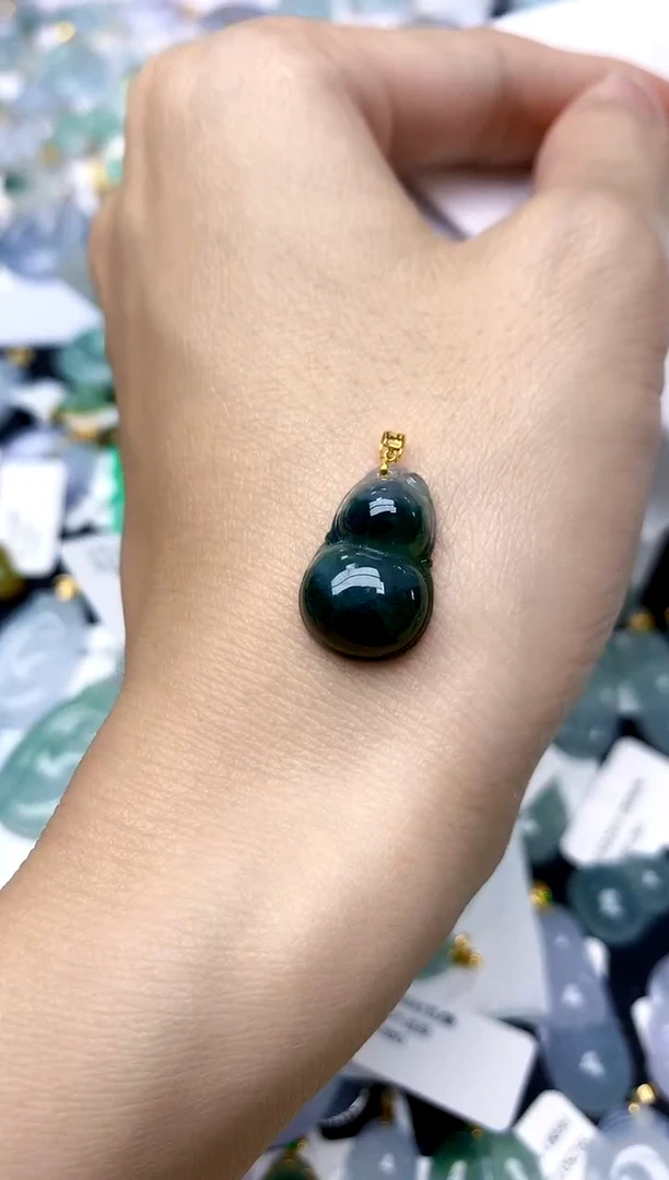 颈饰18K金镶嵌翡翠天然A货翡翠