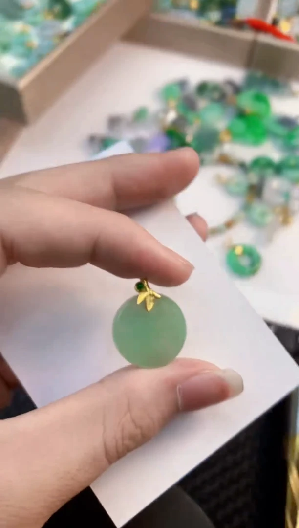 翡翠未镶嵌颈饰           1