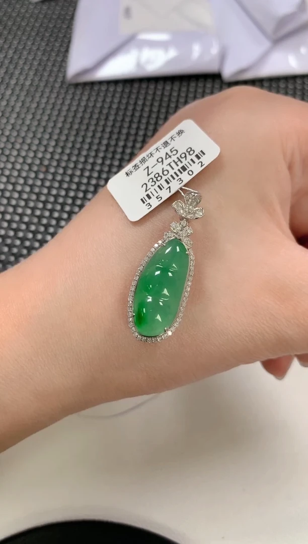 翡翠18K金镶嵌颈饰72