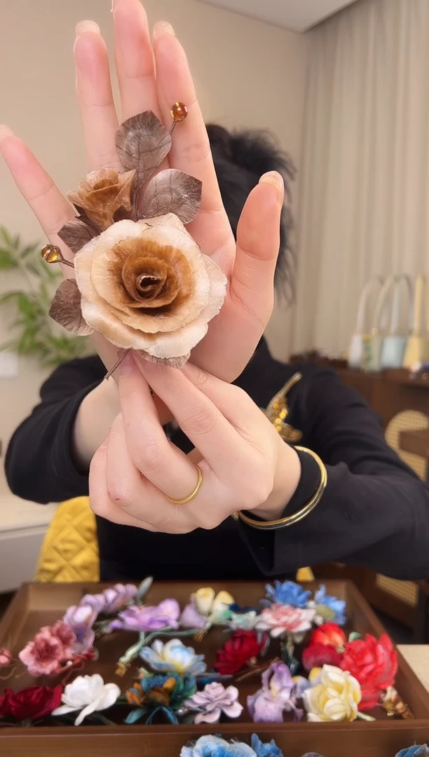 刺绣㞮*?摩卡色玫瑰花边夹