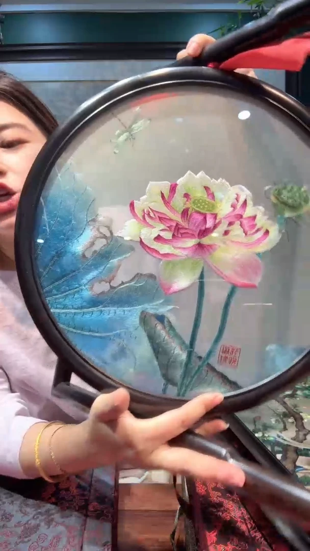 刺绣非遗苏绣手工刺绣异色荷花