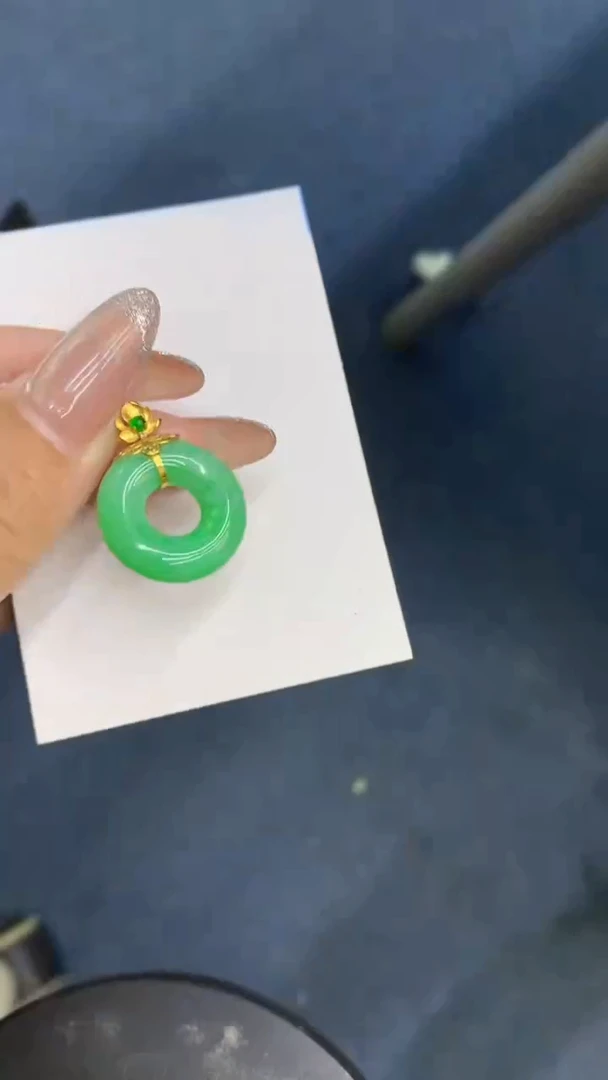 颈饰18K金镶嵌翡翠1