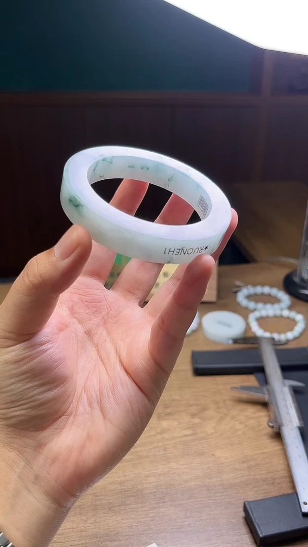 未镶嵌手镯定制翡翠L****6定制