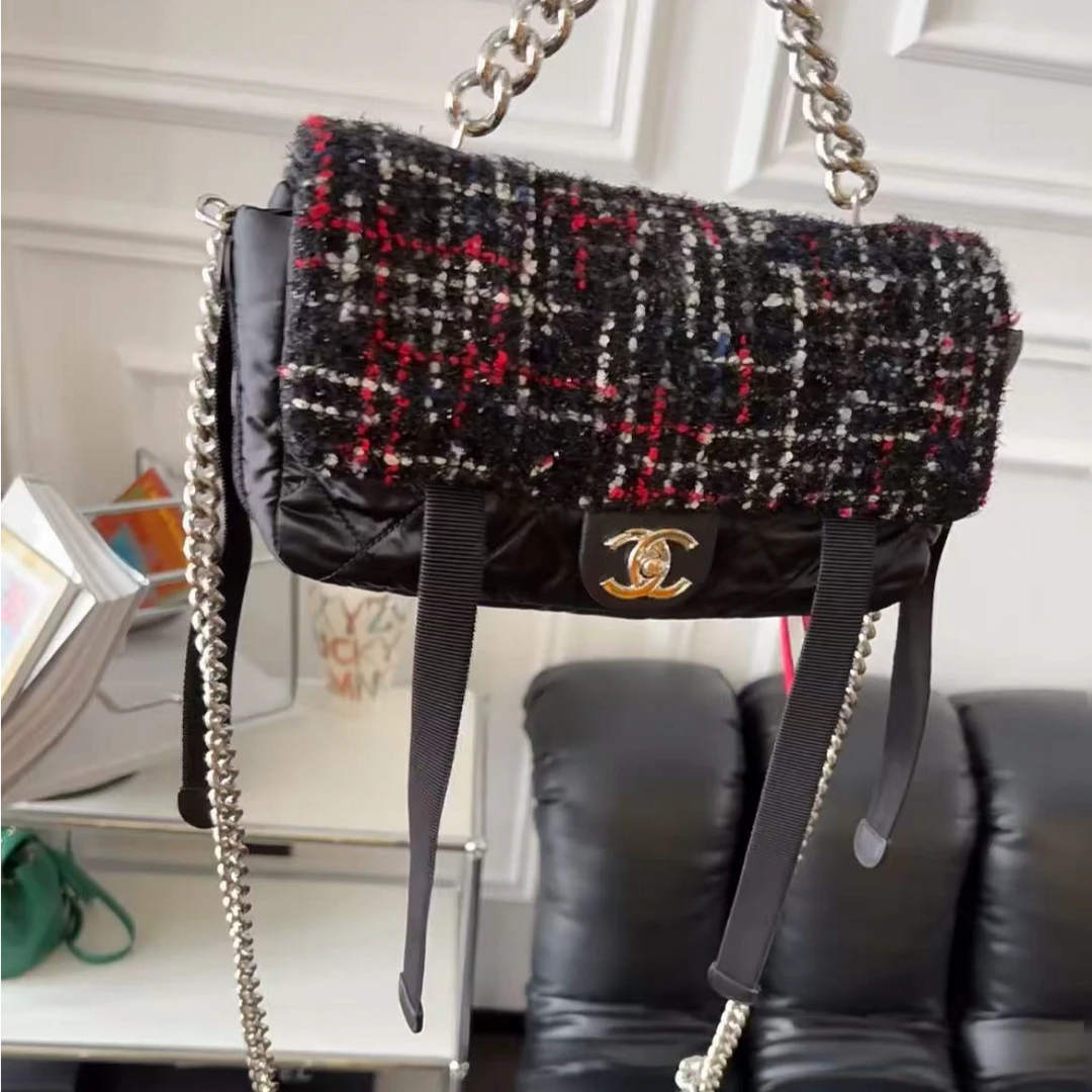 95新 Chanel/香奈儿 展会外场！粗花呢拼尼龙飘带邮差包