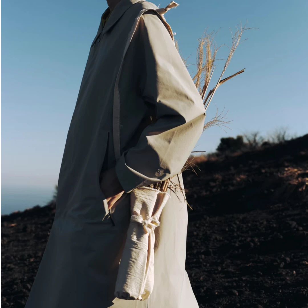 and    网眼轻量化双肩包