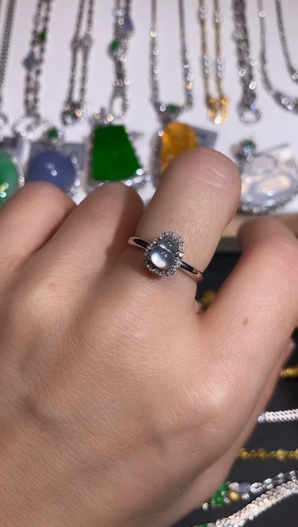 18K金镶嵌戒指翡翠戒指