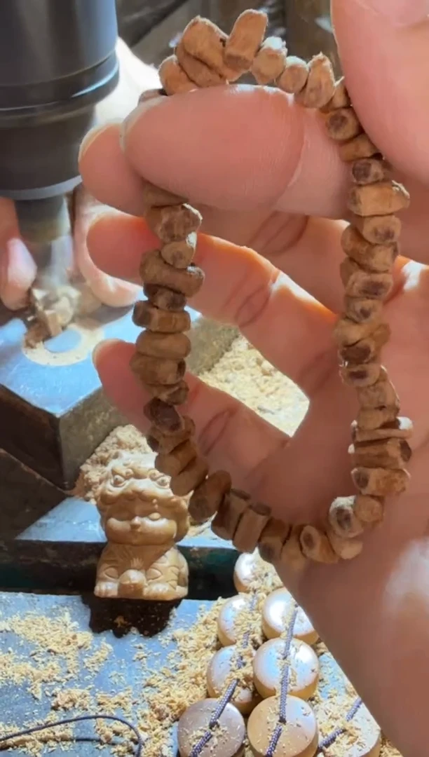 檀香木其他四剖料随形手串