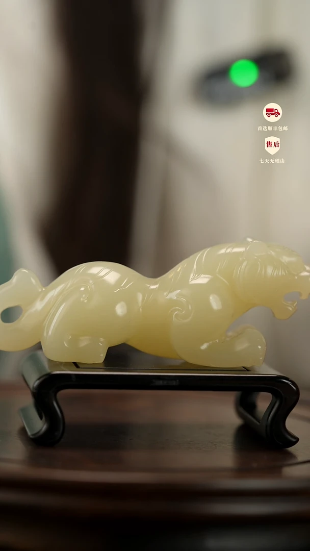 云南石竹叶青雕刻：伏虎手把件摆件镇尺