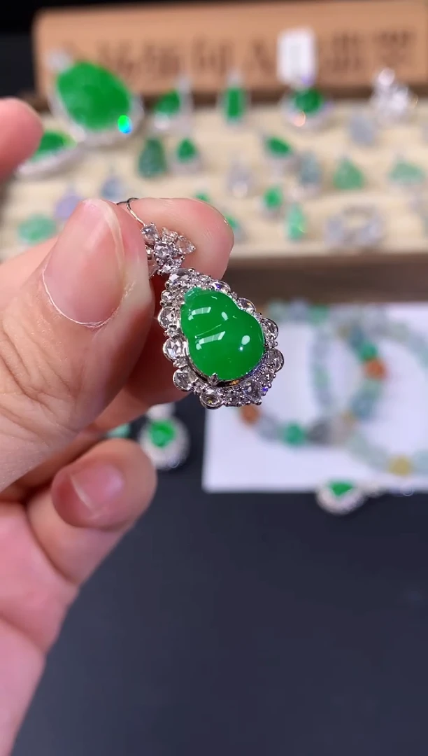 吊坠(不含链)18K金镶嵌翡翠A319|23800