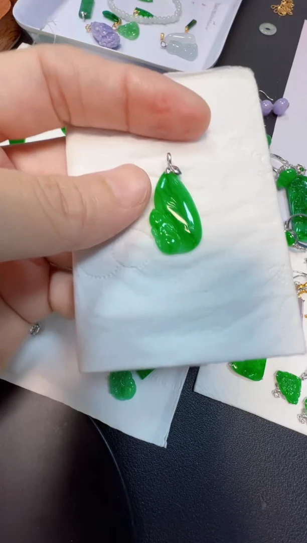 吊坠(不含链)18K金镶嵌翡翠100