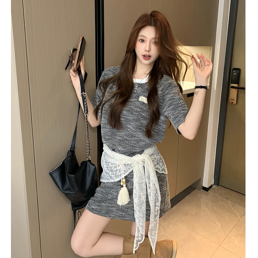 大码女装潮流休闲小香风黑灰肌理感正肩T+三角巾半裙套装女