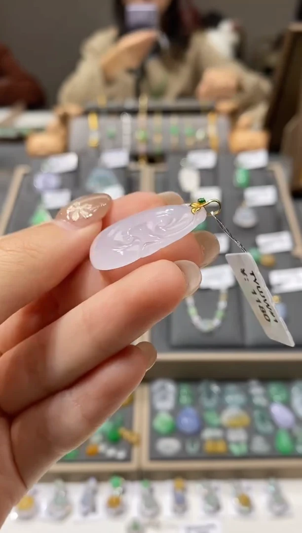 颈饰18K金镶嵌翡翠如意