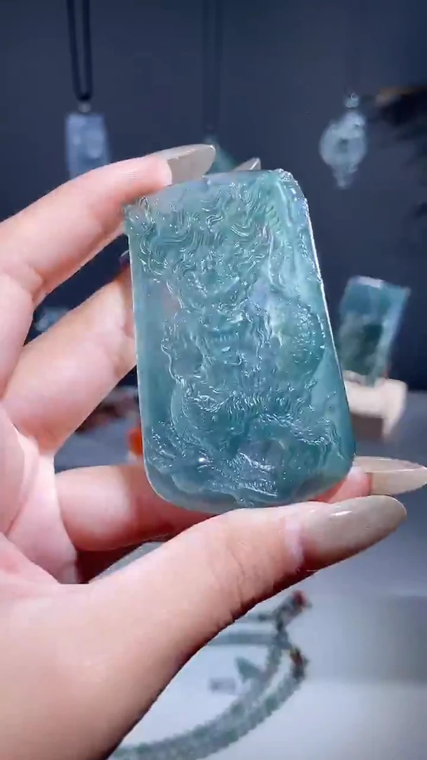 颈饰未镶嵌翡翠龙牌