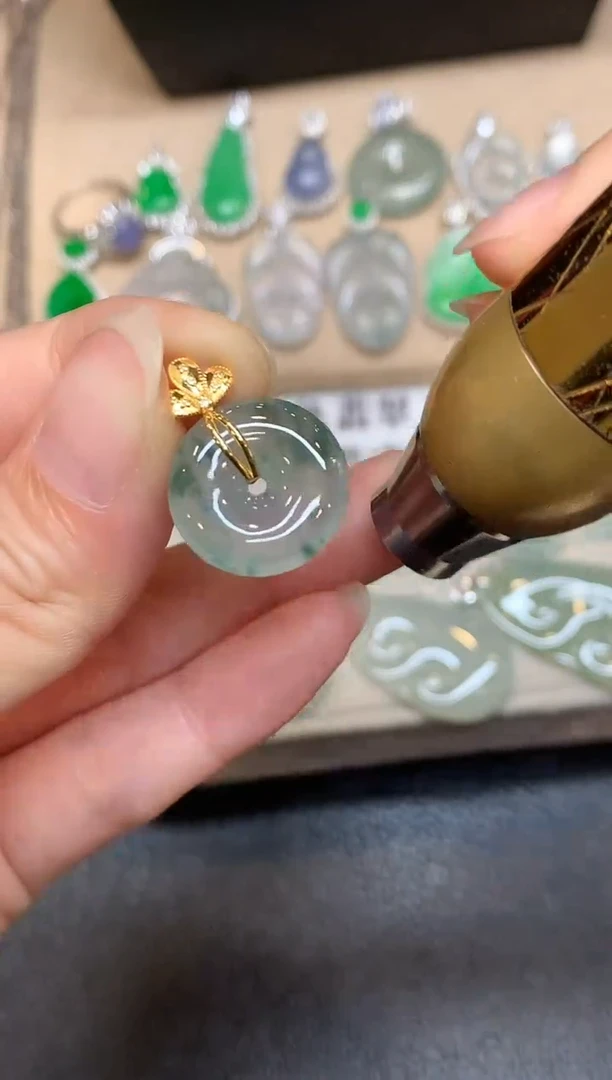 颈饰18K金镶嵌翡翠平安扣【无服务费