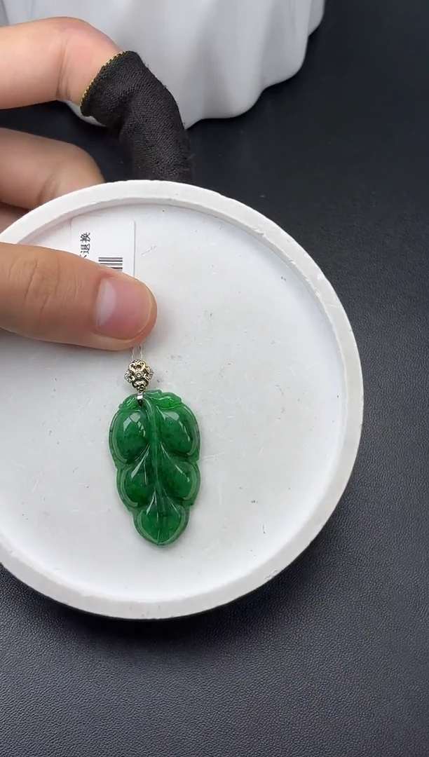 翡翠18K金镶嵌颈饰叶子