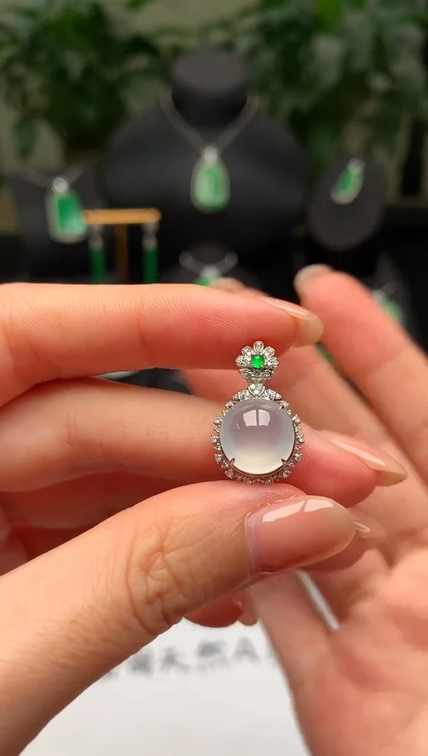 颈饰18K金镶嵌翡翠冰蛋