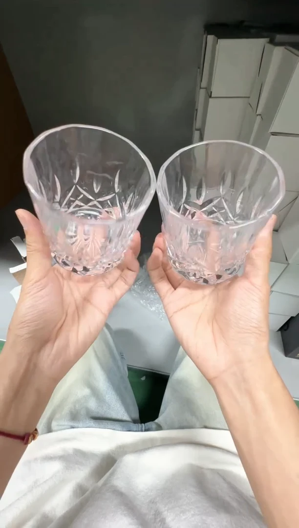 威士忌水晶杯两只如图