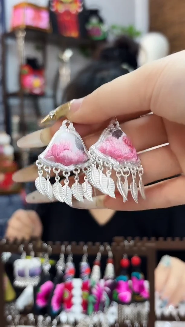 织绣云织瑶非遗老绣饰品078