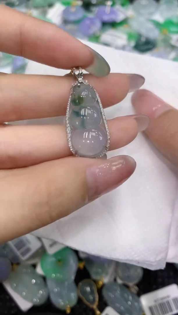 翡翠18K金镶嵌颈饰111111111111