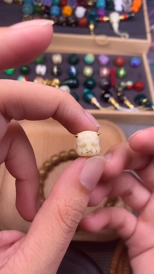 颈饰琉璃奶白色牛角呆 单个发