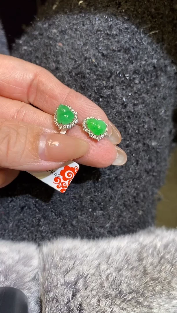 18K金镶嵌翡翠耳饰耳钉