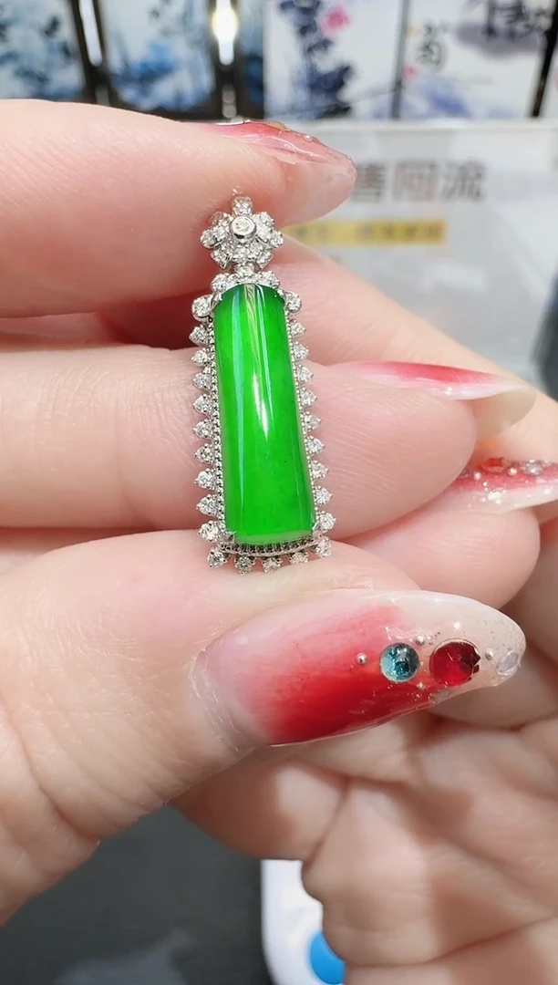 颈饰18K金镶嵌翡翠阿*寄售回流，24小时鉴赏期