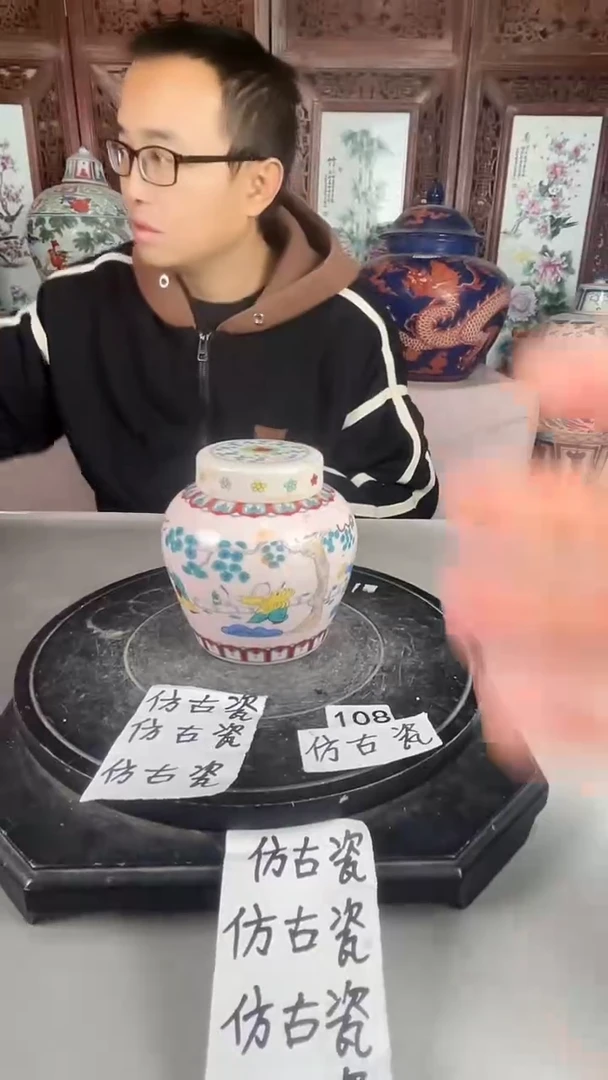 景德镇瓷人物茶叶罐摆件