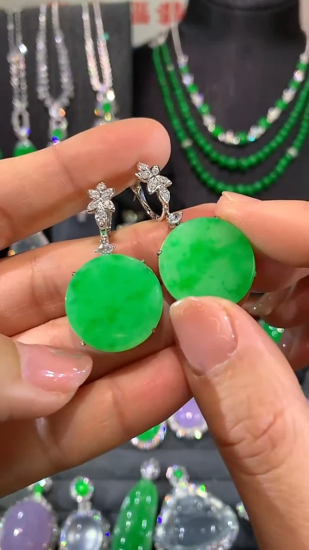 18K金镶嵌翡翠耳饰耳包