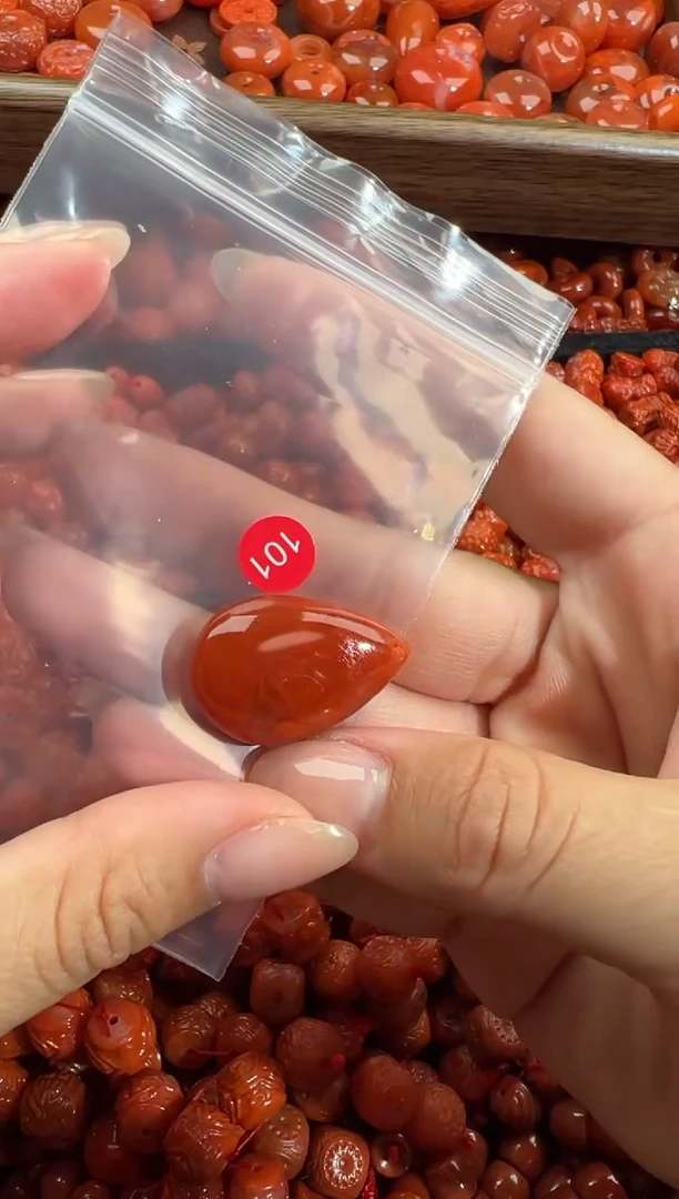 南红玛瑙未镶嵌颈饰1