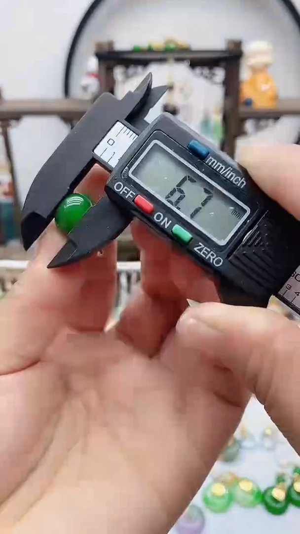 未镶嵌石英质玉（天山翠）耳饰50