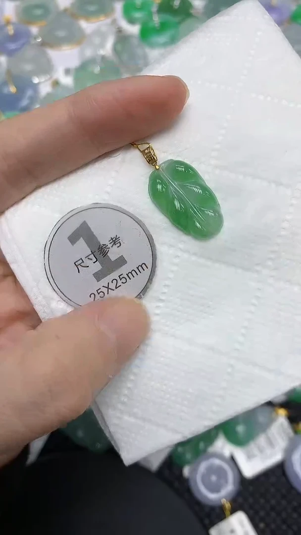 颈饰18K金镶嵌翡翠111111111