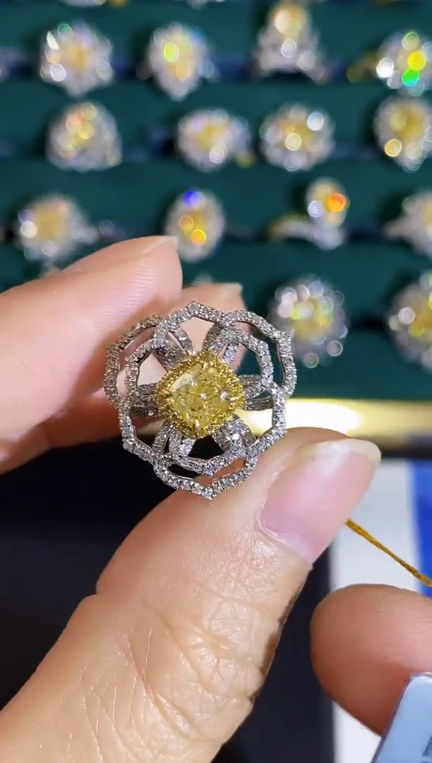 18K金镶嵌戒指钻石戒指