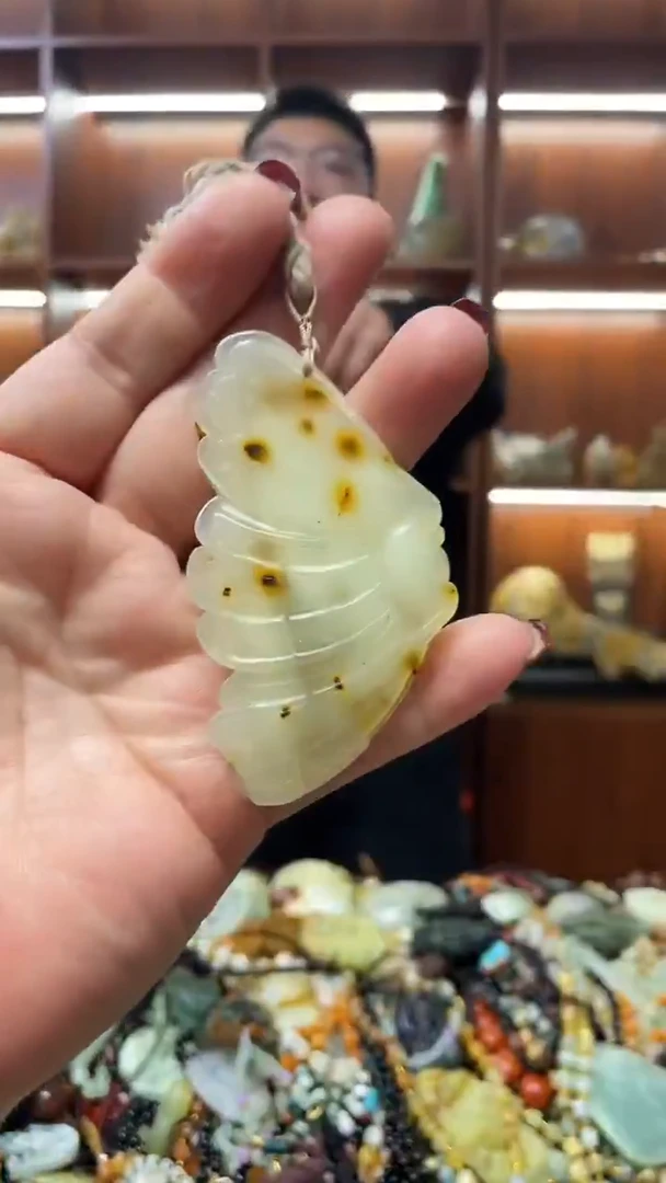 未镶嵌蛇纹石玉吊坠