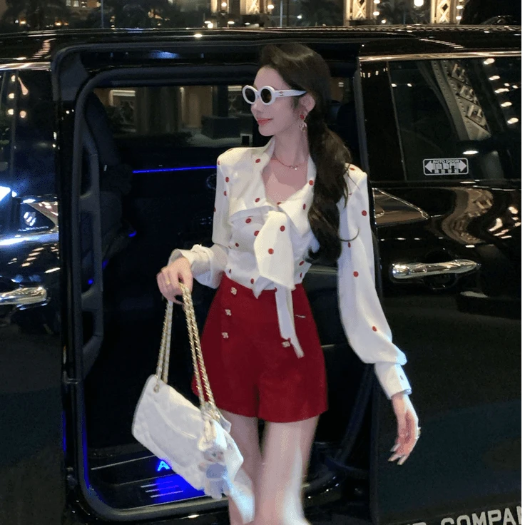 高级感收腰蝴蝶结波点衬衫上衣女秋季新款红色短裤时尚套装两件套