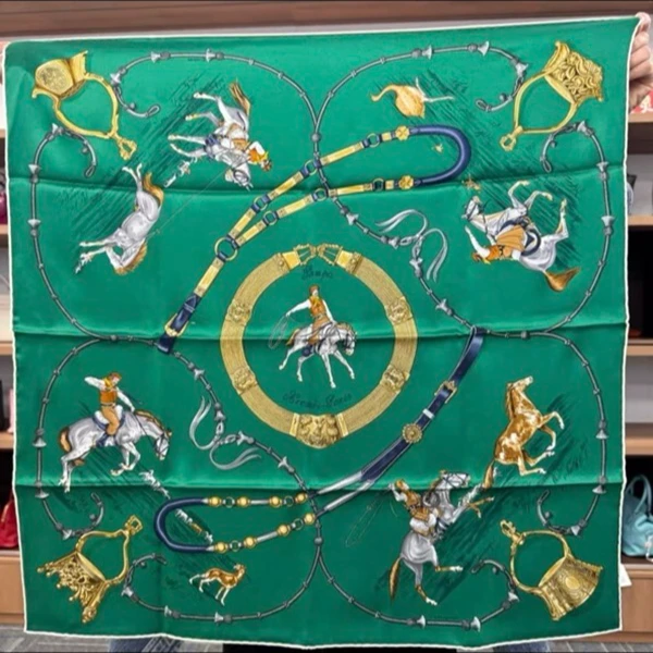 未使用 Hermes/爱马仕 【念念】丝巾 70X 70