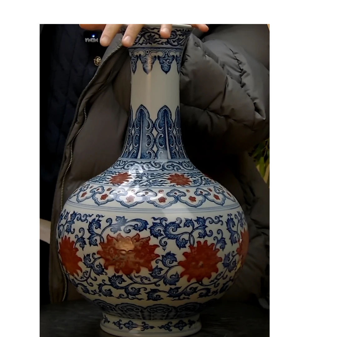 清 乾隆缠枝莲青花瓶