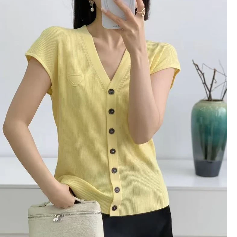 时尚流行三角贴标纯色针织衫女夏季新款休闲显瘦v领纽扣外穿短袖