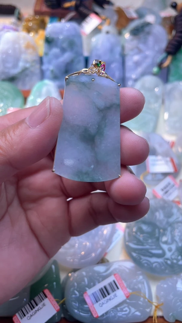 翡翠18K金镶嵌颈饰无事牌