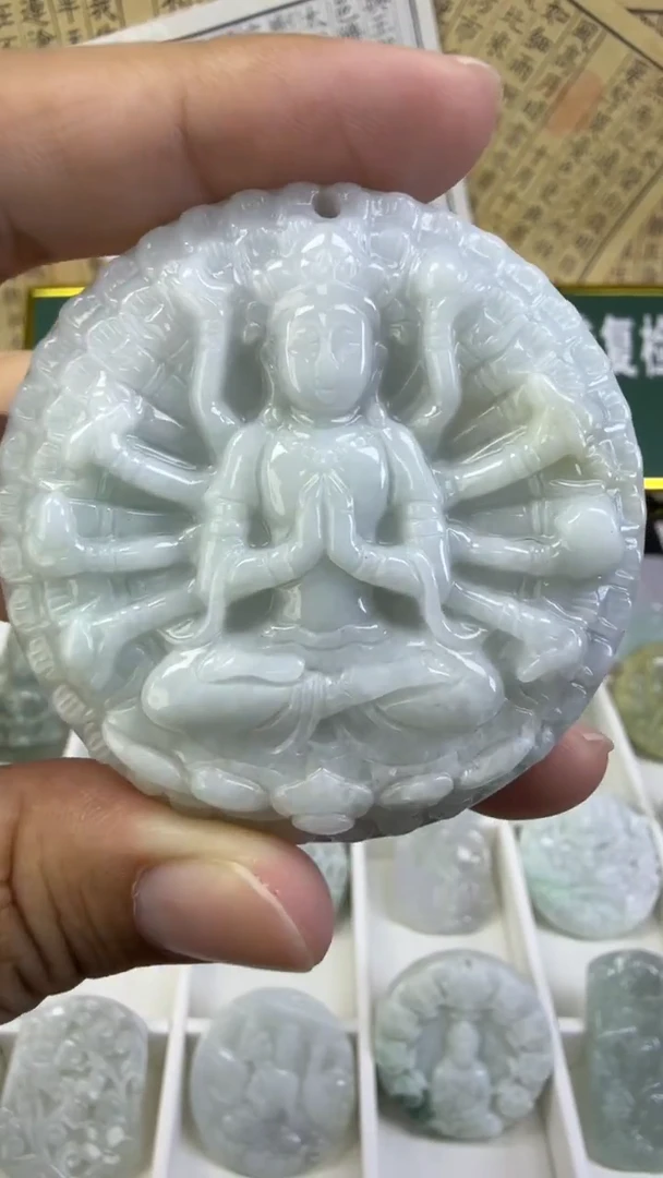 颈饰未镶嵌翡翠手千观音