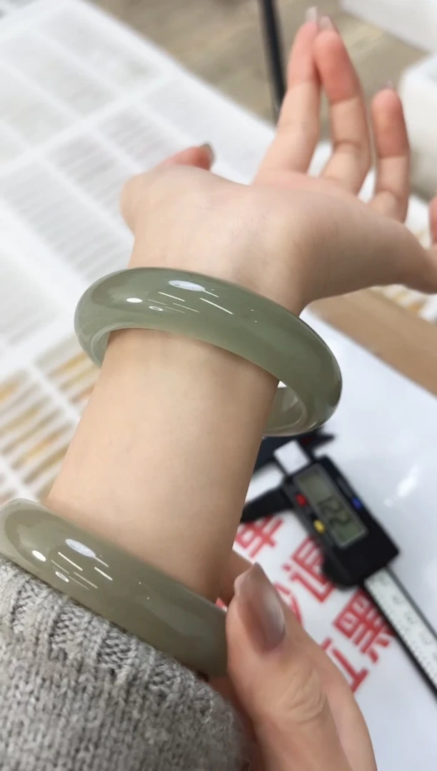 未镶嵌手镯石英质玉50-52D